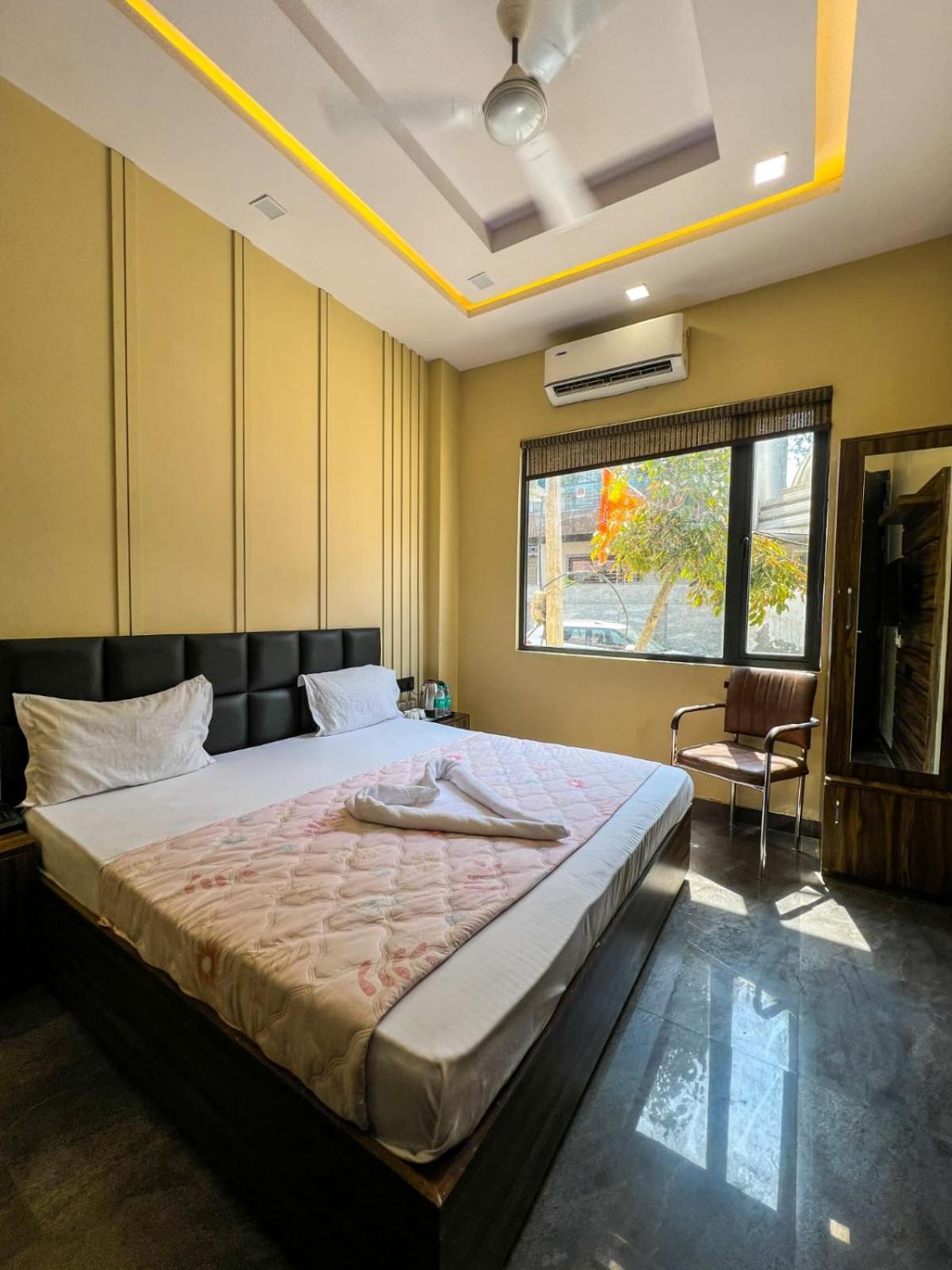 Gsm Hotel Vrindāvan エクステリア 写真